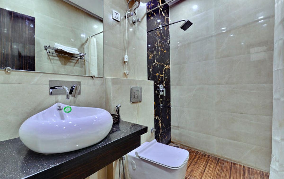 super dx bathroom.JPG