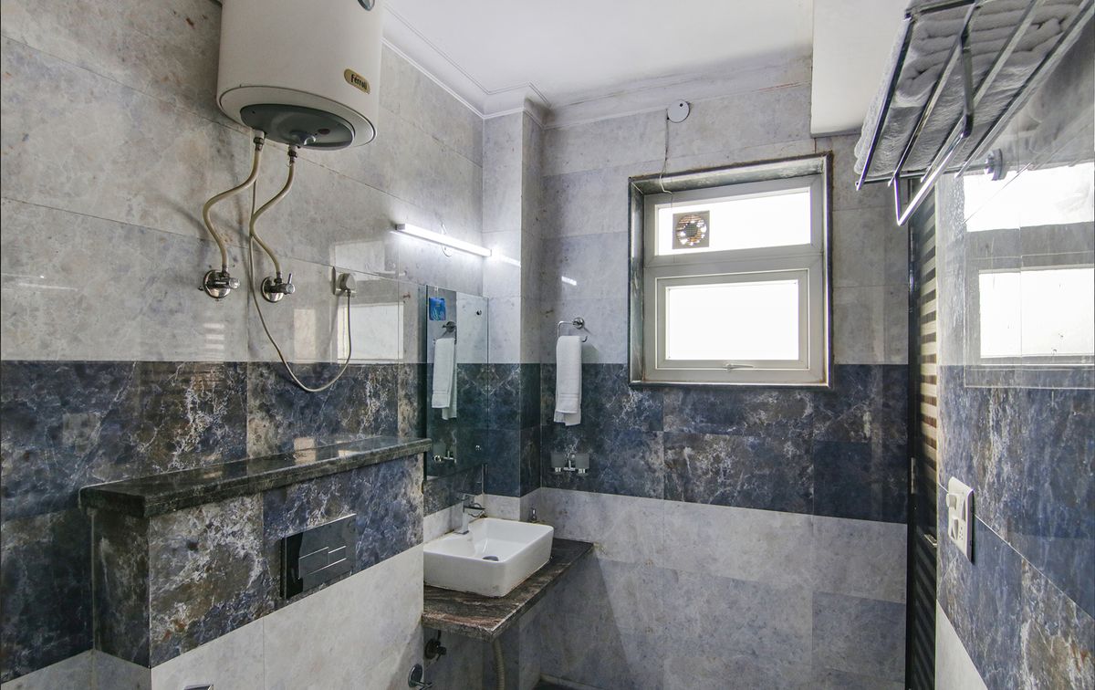 PREMIUM  WASHROOM5.jpg