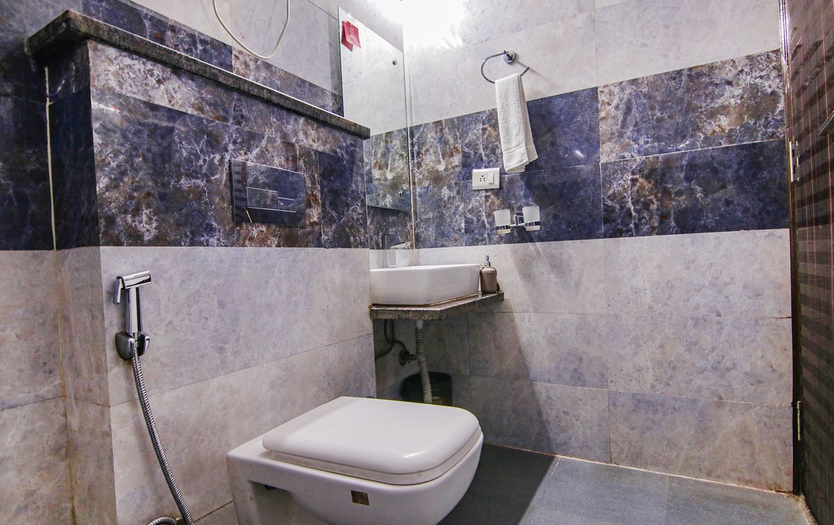 DELUXE WASHROOM4.jpg