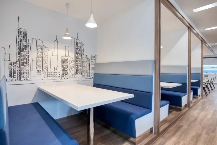 Regus_Landmark_Plaza_5637_Yokohama_Japan_Booths (1).webp