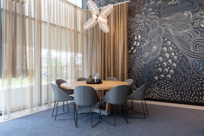 Screenshot 2024-11-18 at 17-55-16 Regus_Amsterdam_Cityside_Amsterdam__Netherlands_MeetingArea.webp (WEBP Image 702 Ã 468 pixels).png