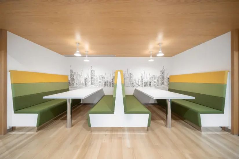 Screenshot 2024-11-19 at 12-07-49 Regus_Yodoyabashi_Nissay_Fushimicho_Building_5201_Osaka_Japan_Booths.webp (WEBP Image 702 Ã 468 pixels).png